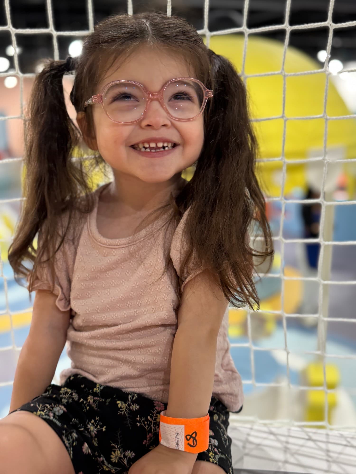 Victoria, souriante, avec ses lunettes roses